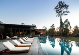 Australia Zoo Crocodile Hunter Lodge pool