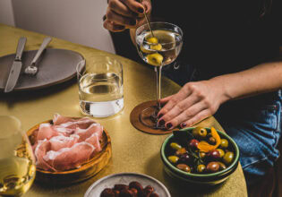 basque lomo with drinks and light snacks on the table at Gildas
