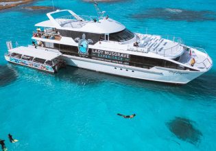 reef cruise moored at the reef