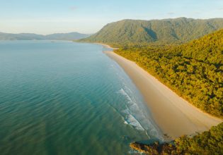 An aerial shot of Noah Beach. (Image: Tourism and Events Queensland and Reuben Nutt)