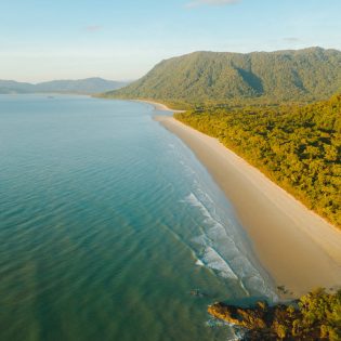 An aerial shot of Noah Beach. (Image: Tourism and Events Queensland and Reuben Nutt)