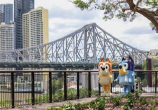 Bluey and Bingo in front of Story Bridge in Brisbane