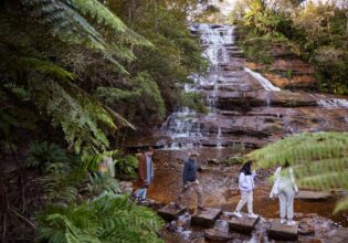People walking the trail at Katoomba Falls