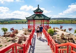 Couple enjoying the spring blooms at Mayfield Garden near Bathurst