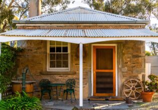 the front facade of Reilly’s Heritage B&B Cottages