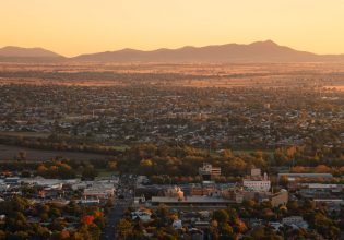 Scenic sunset views overlooking the city of Tamworth from the Oxley Scenic Lookout.