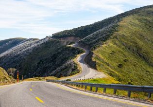 A winding road along the Great Alpine Way. (Image: Visit Victoria)